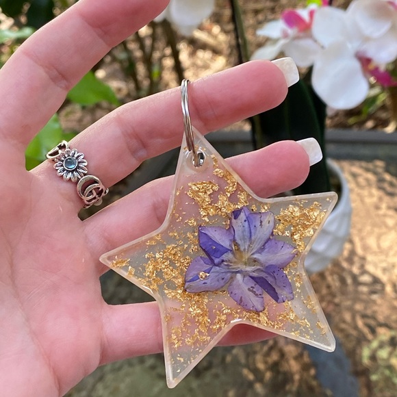 Floral Star Shaped Purple Flower Gold Flake Keychain Resin Art - Picture 3 of 13